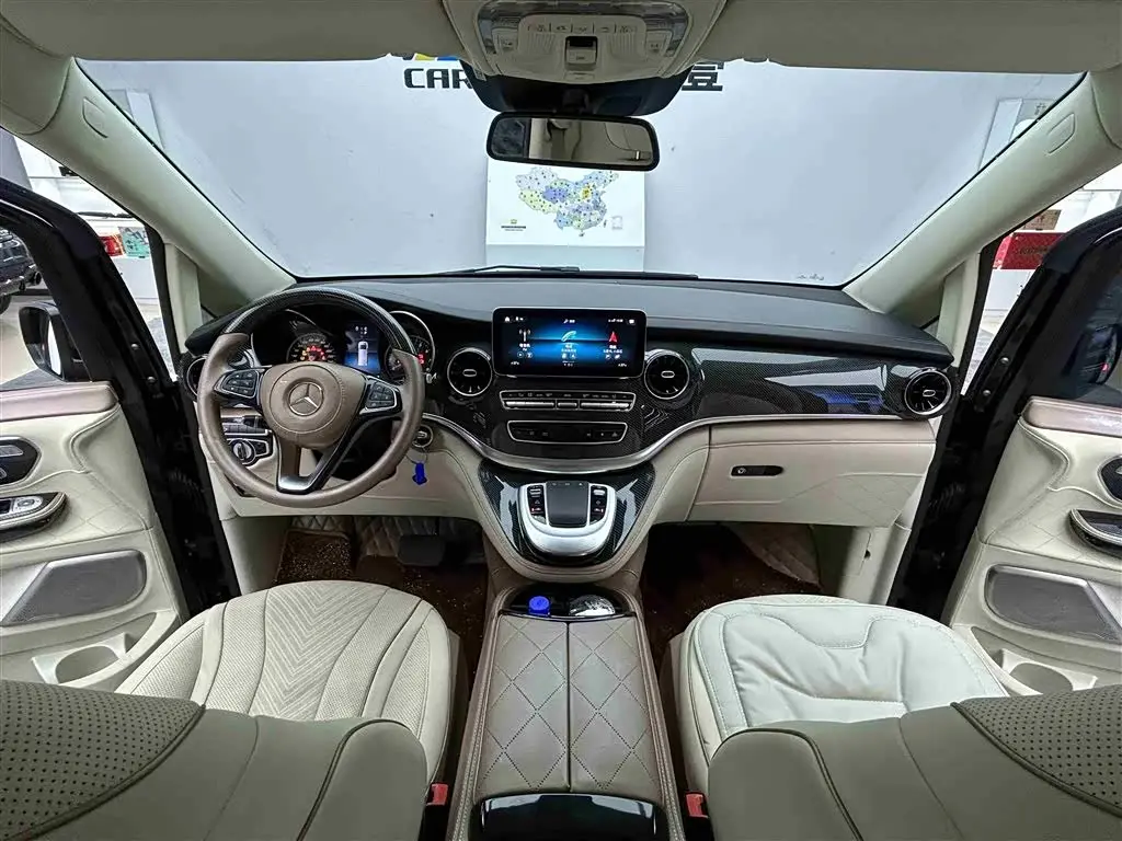 Mercedes-Benz V-Class 2023 — Photo 9/20
