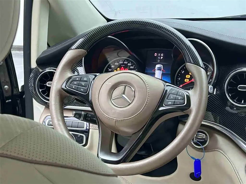 Mercedes-Benz V-Class 2023 — Photo 15/20