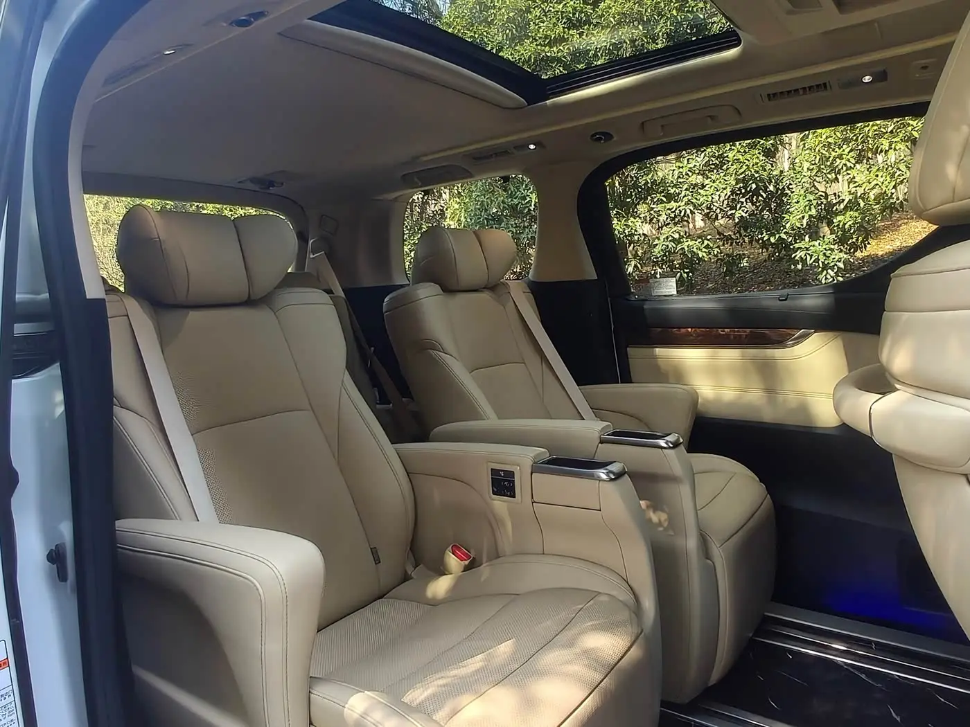 Toyota Alphard 2022 — Photo 16/20