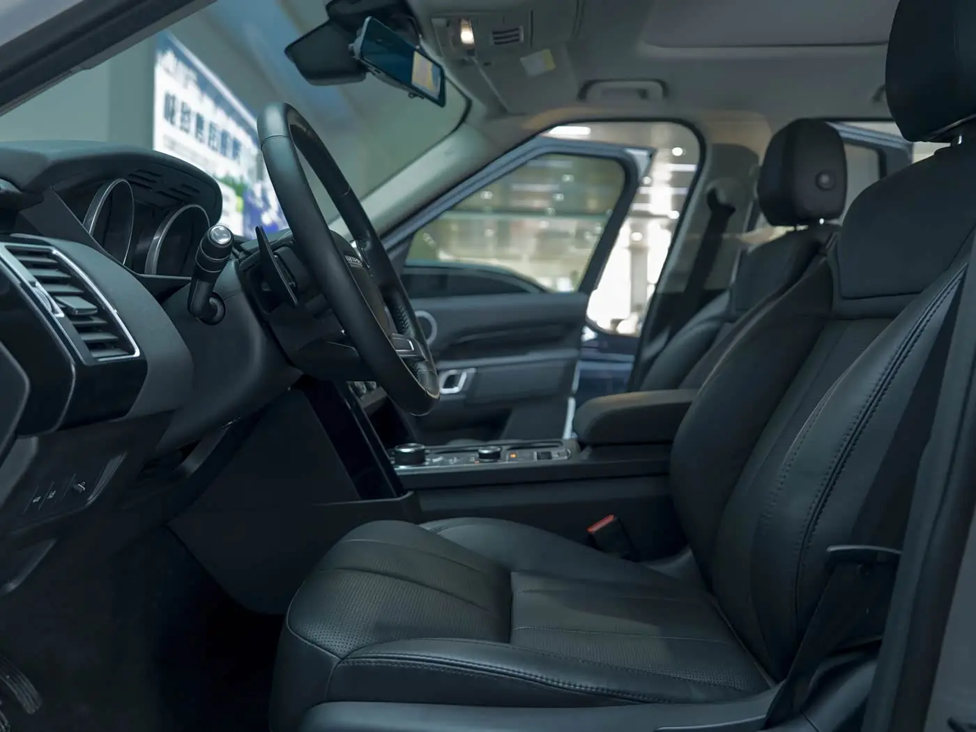 Land Rover Discovery 2018 — Фото 11/13