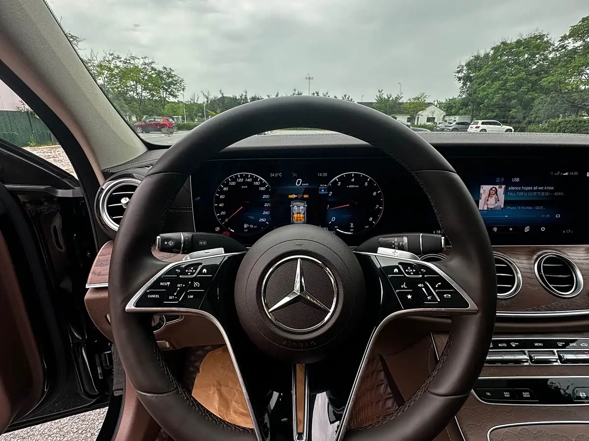 Mercedes-Benz E-Class 2023 — Photo 8/14