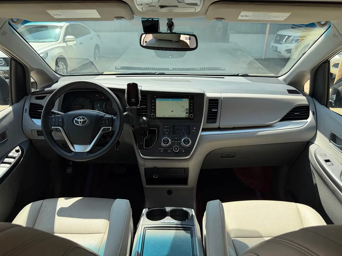 Toyota Sienna 2015 — Photo 10/17