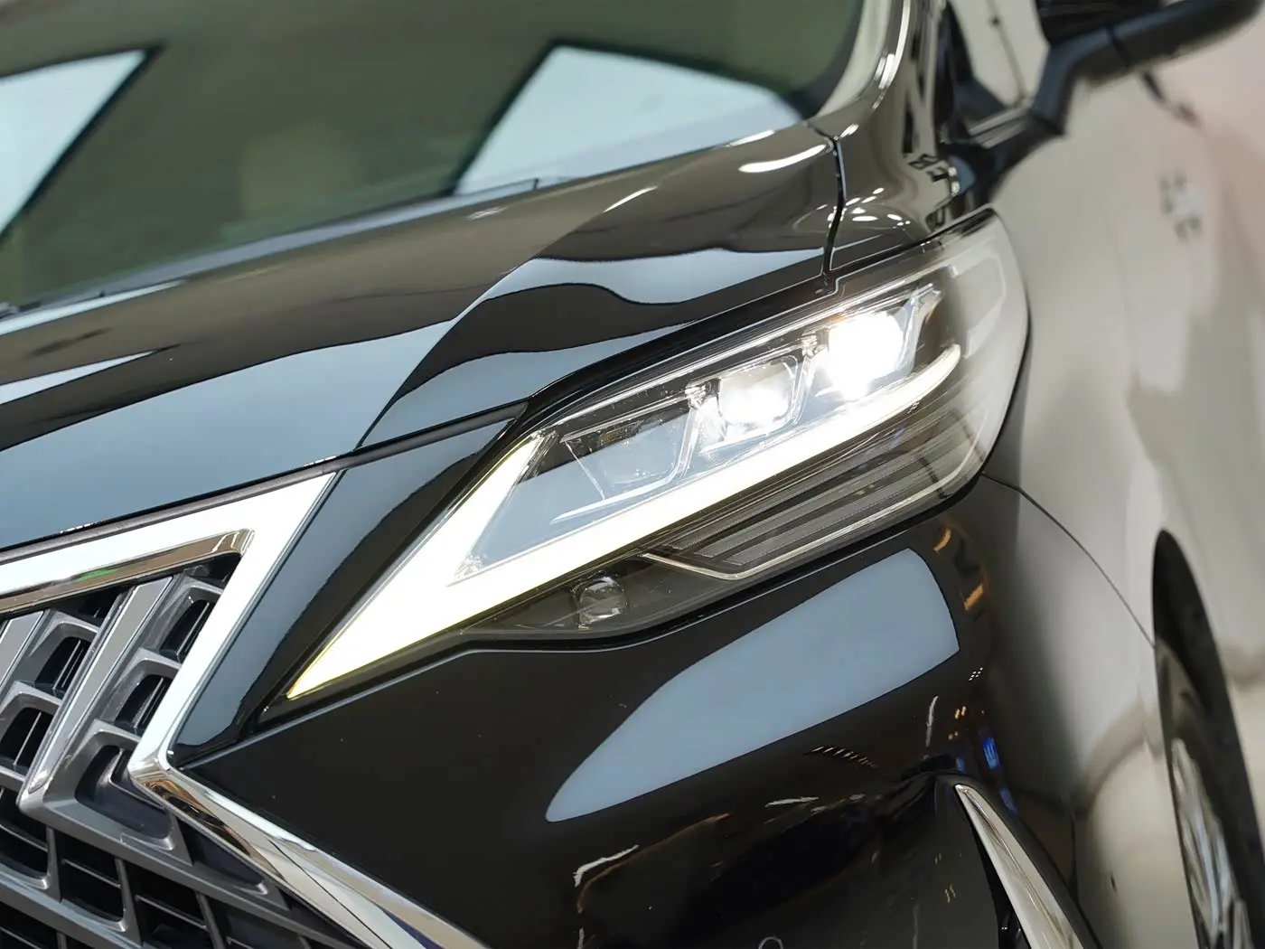 Lexus LM 2022 — Photo 7/20