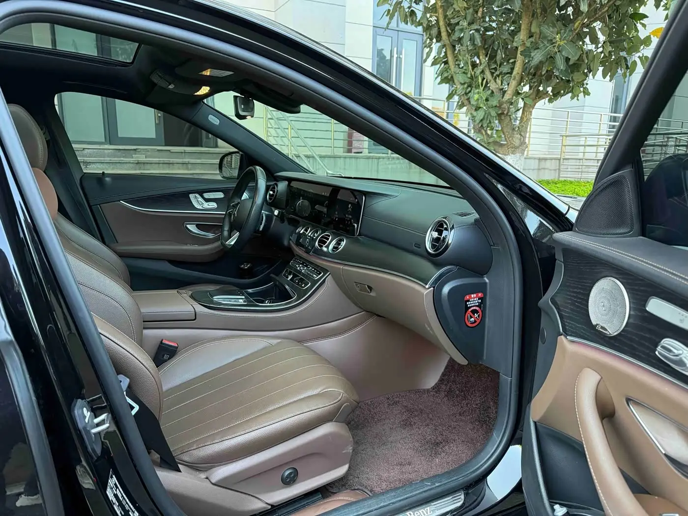 Mercedes-Benz E-Class 2023 — Photo 11/20