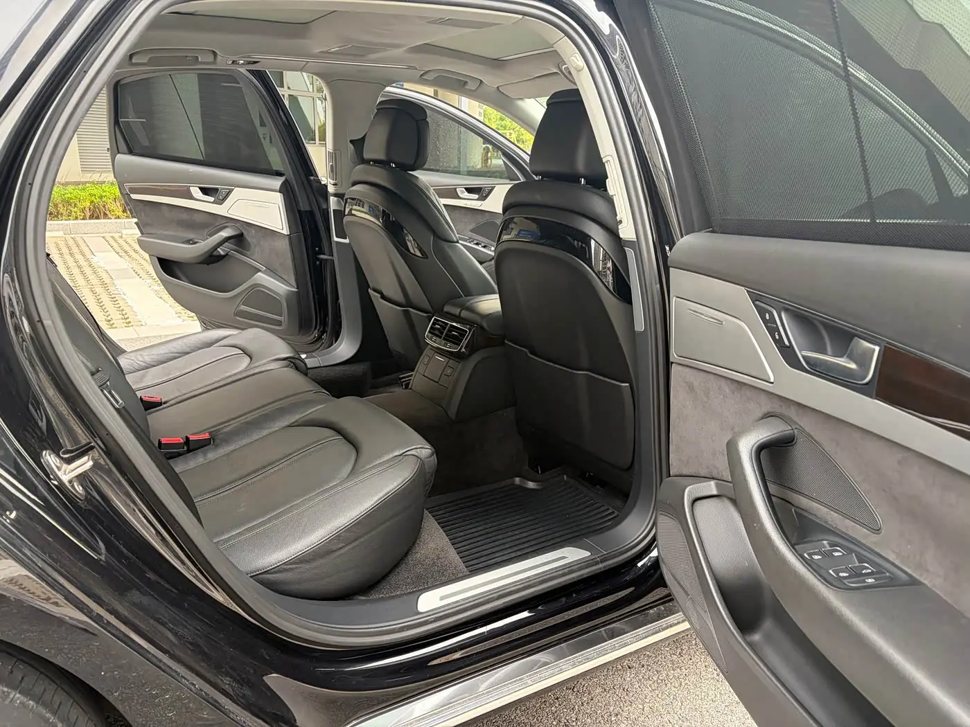 Audi A8 2014 — Photo 11/17