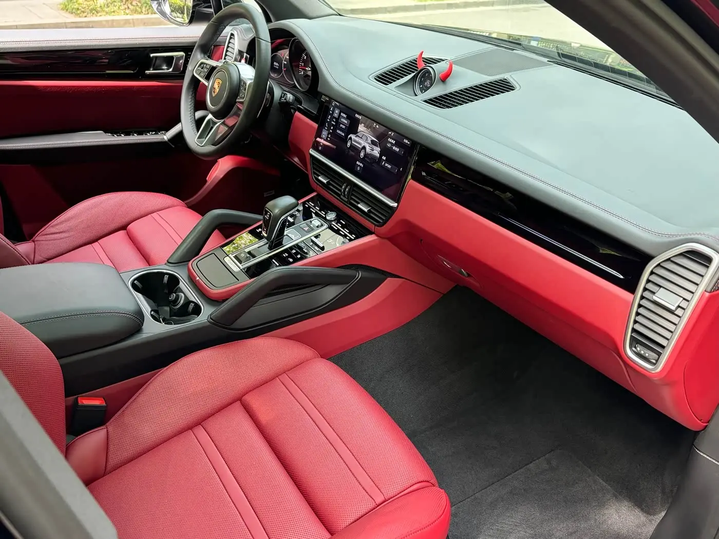 Porsche Cayenne 2020 — Photo 7/17