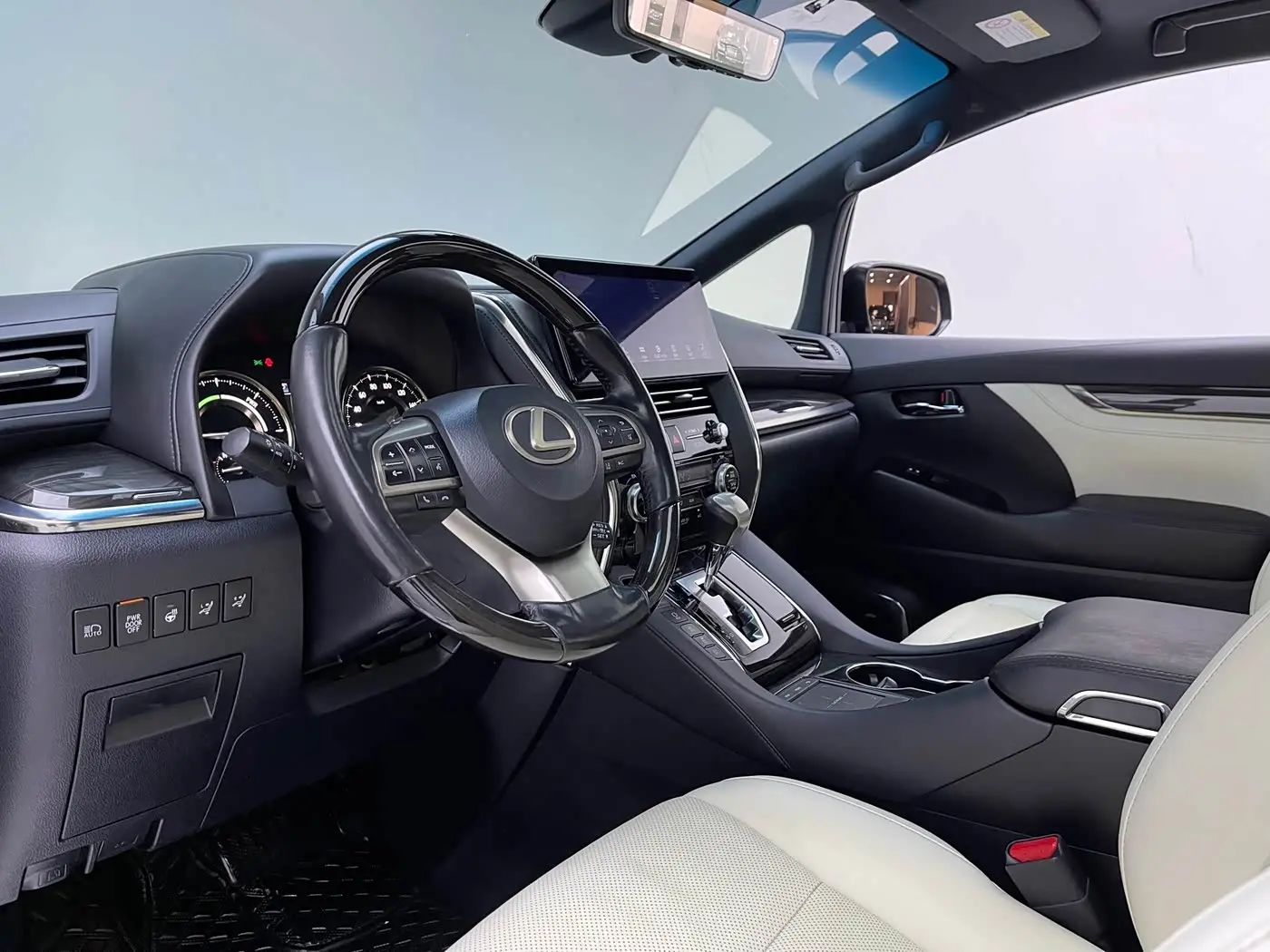 Lexus LM 2020 — Photo 4/13