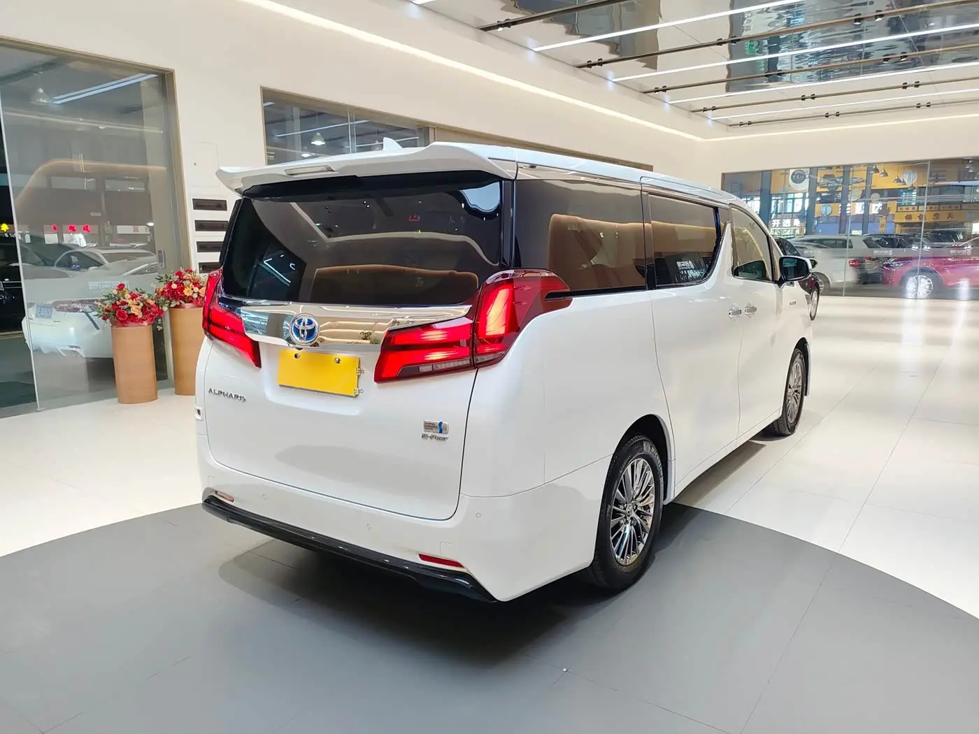 Toyota Alphard 2021 — Photo 5/18