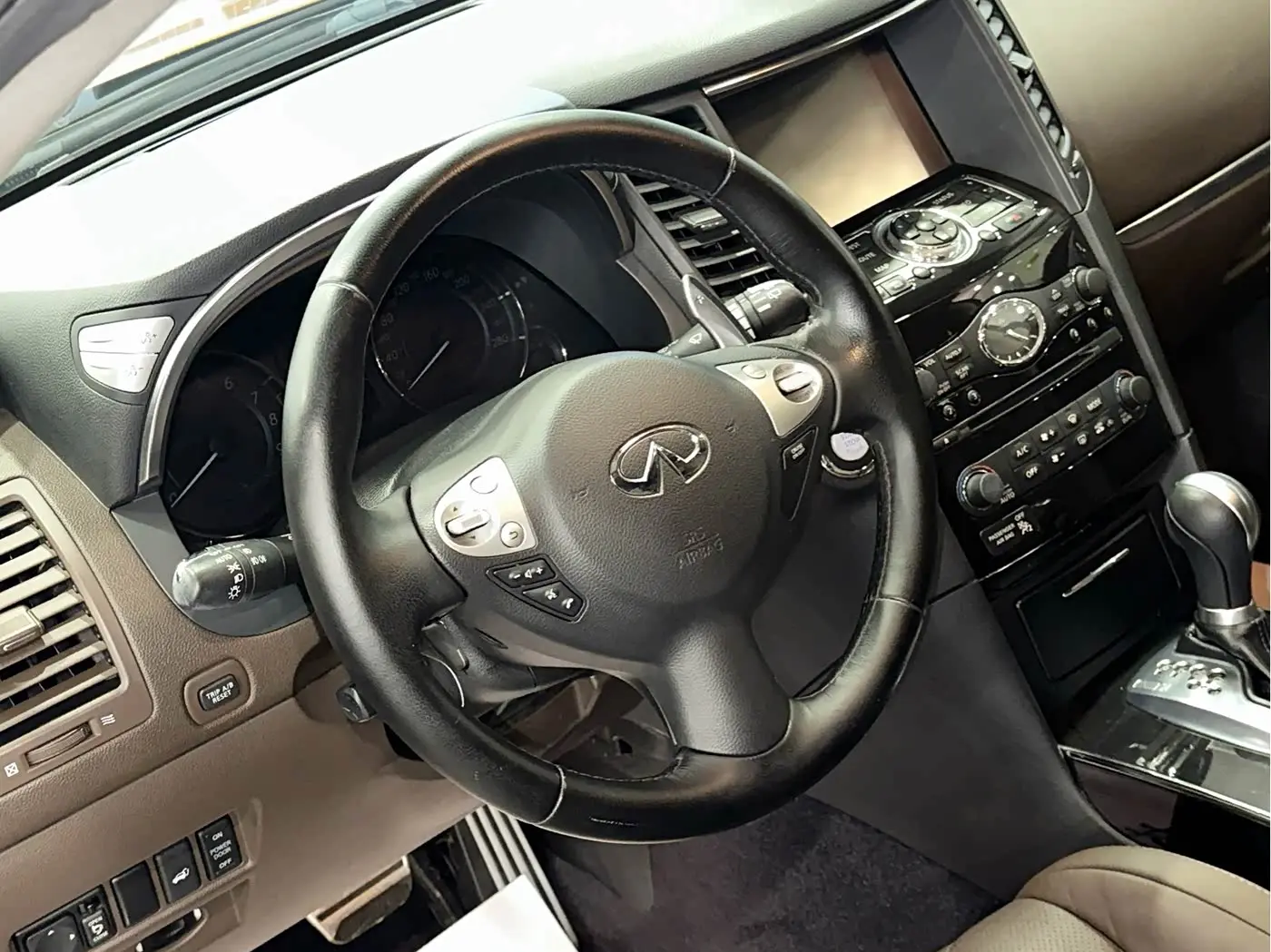 Infiniti QX70 2014 — Фото 10/12