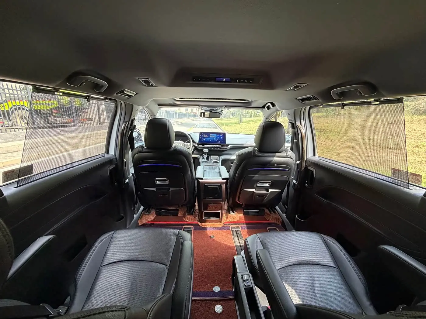 Toyota Sienna 2023 — Фото 13/17