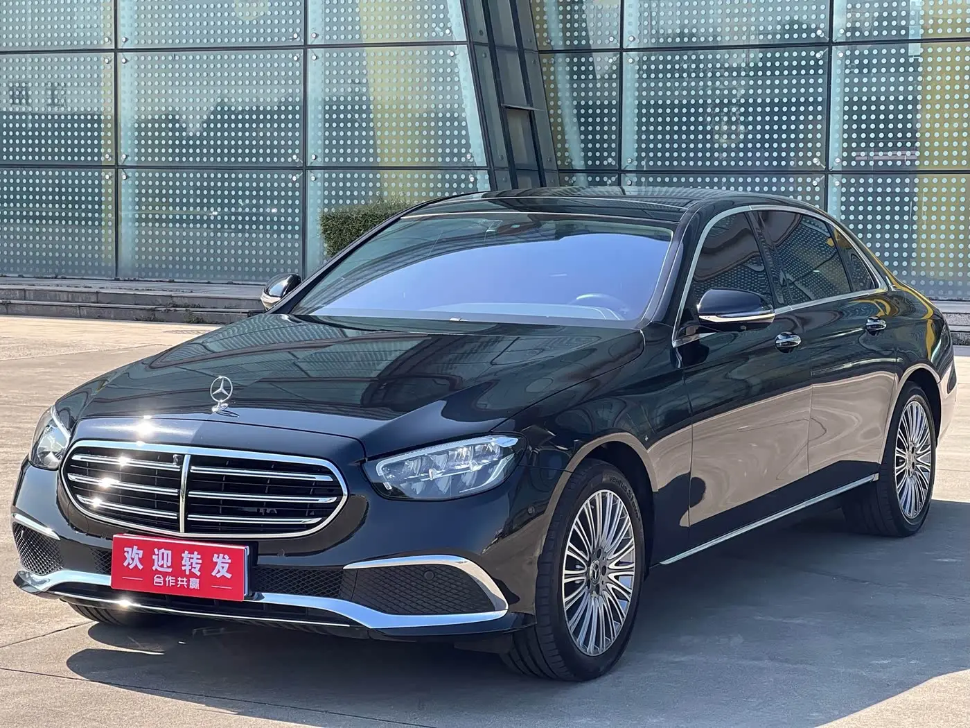 Mercedes-Benz E-Class 2023 — Photo 1/9