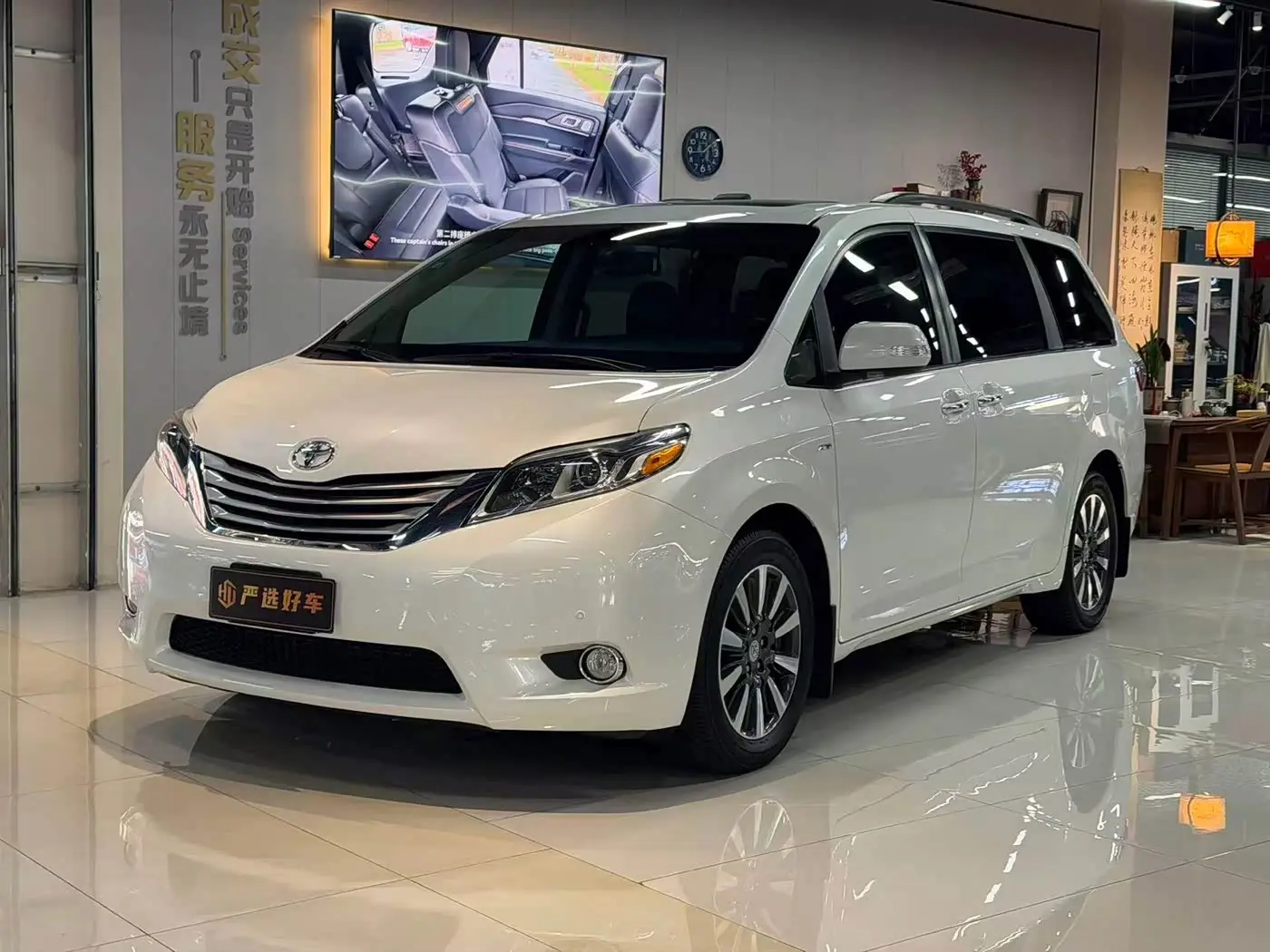 Toyota Sienna 2017 — Фото 1/14