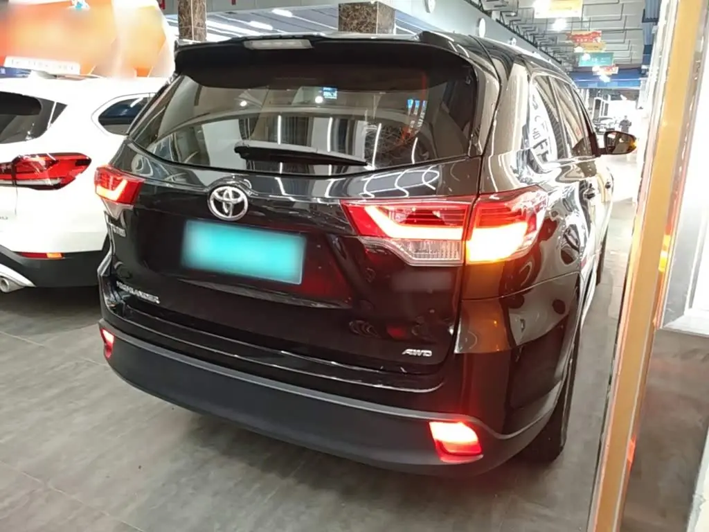 Toyota Highlander 2020 — Фото 7/20