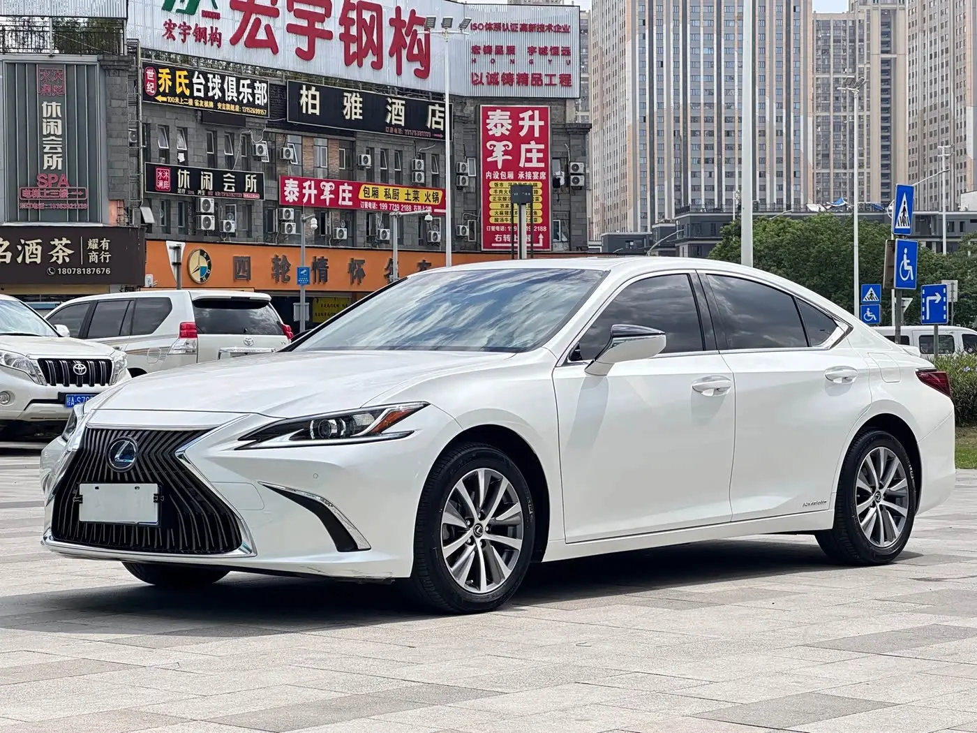 Lexus ES 2021 — Фото 1/18