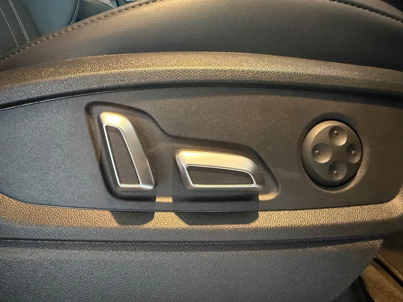 Audi Q5L 2025 — Photo 15/20