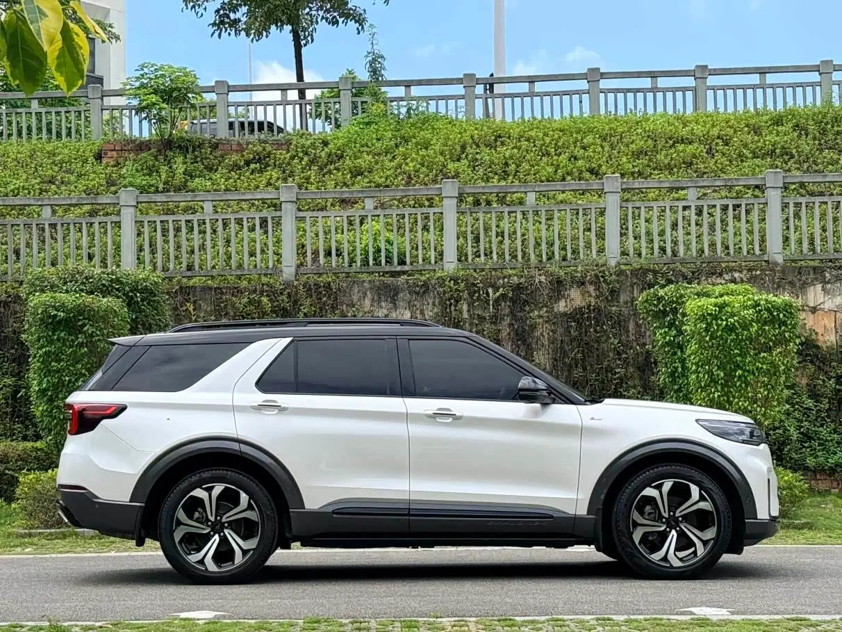 Ford Explorer 2023 — Фото 4/18