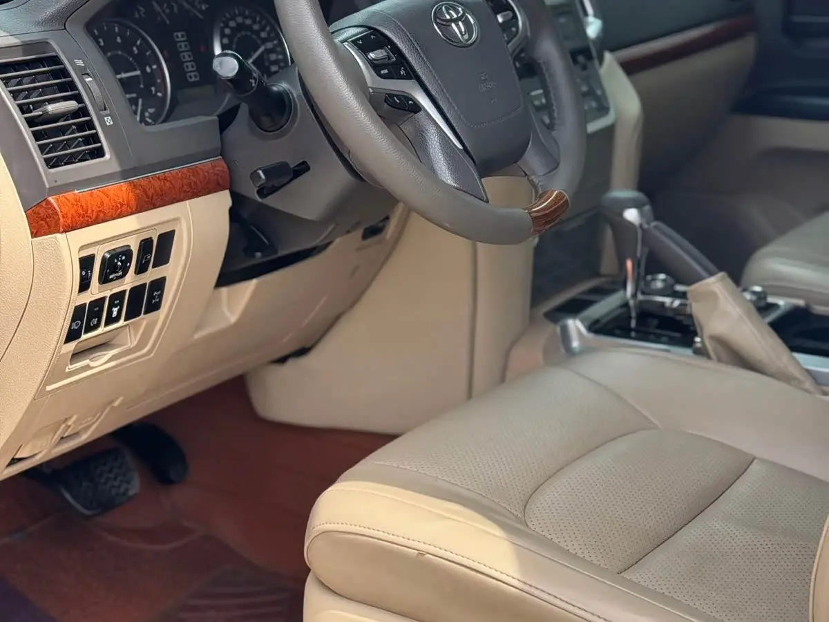 Toyota Land Cruiser 2015 — Photo 10/15