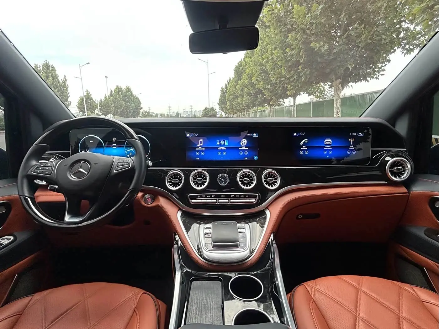 Mercedes-Benz Vito 2023 — Photo 6/20