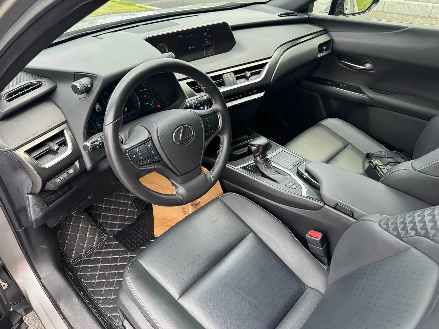 Lexus UX 2020 — Фото 4/19