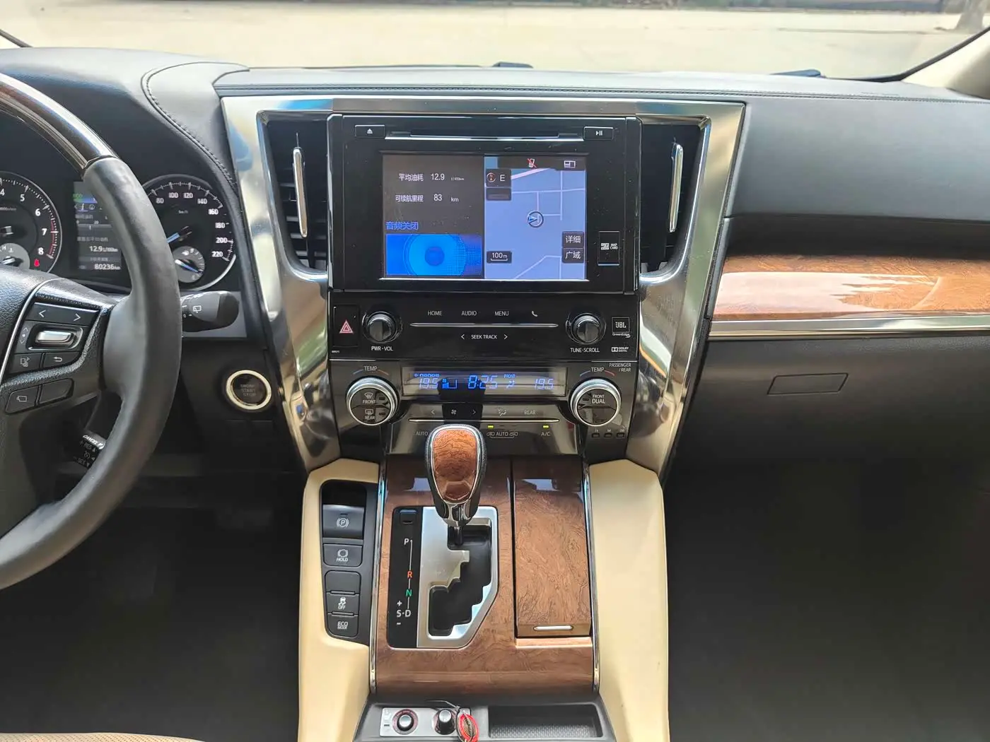 Toyota Alphard 2018 — Photo 15/16