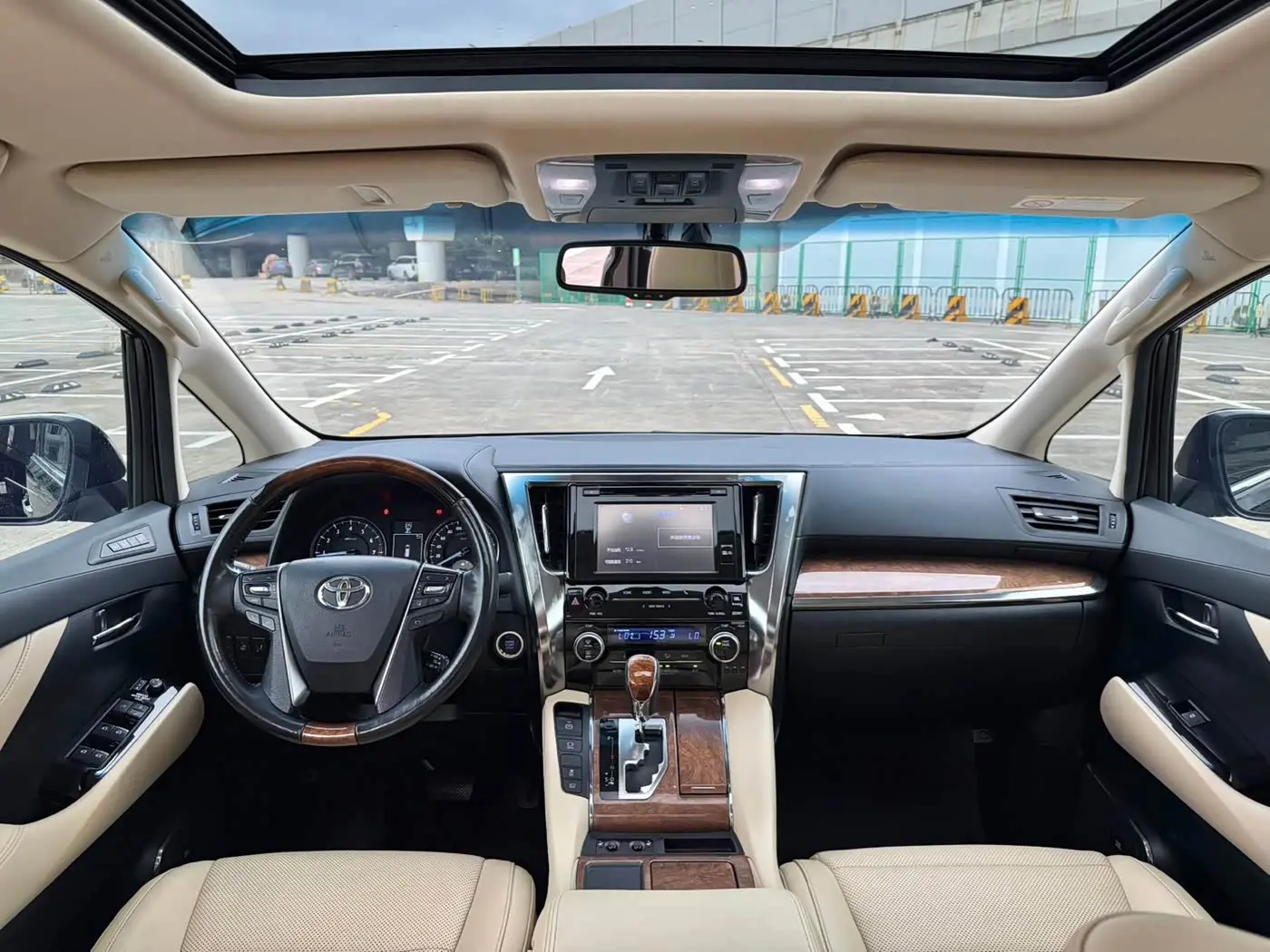 Toyota Alphard 2017 — Фото 11/16