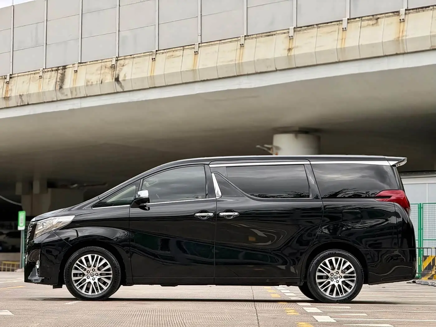 Toyota Alphard 2017 — Фото 16/16