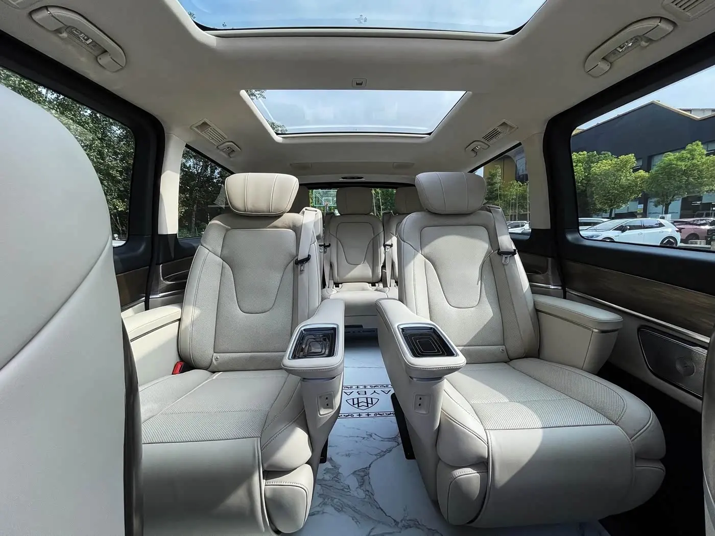 Mercedes-Benz V-Class 2023 — Photo 15/18
