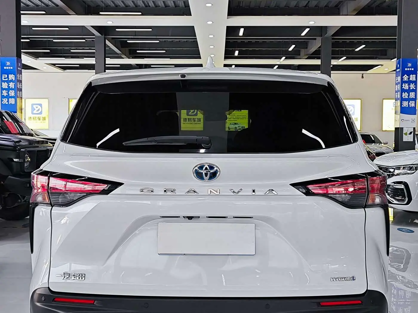 Toyota Granvia 2023 — ფოტო 8/9