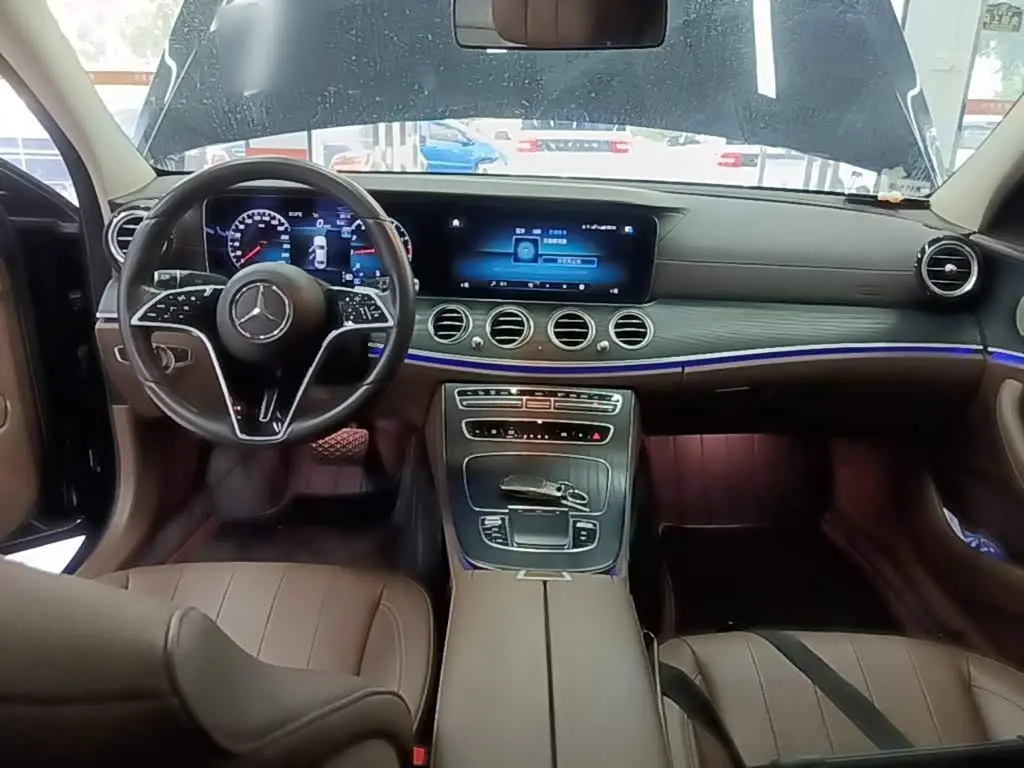 Mercedes-Benz E-Class 2023 — Photo 10/20