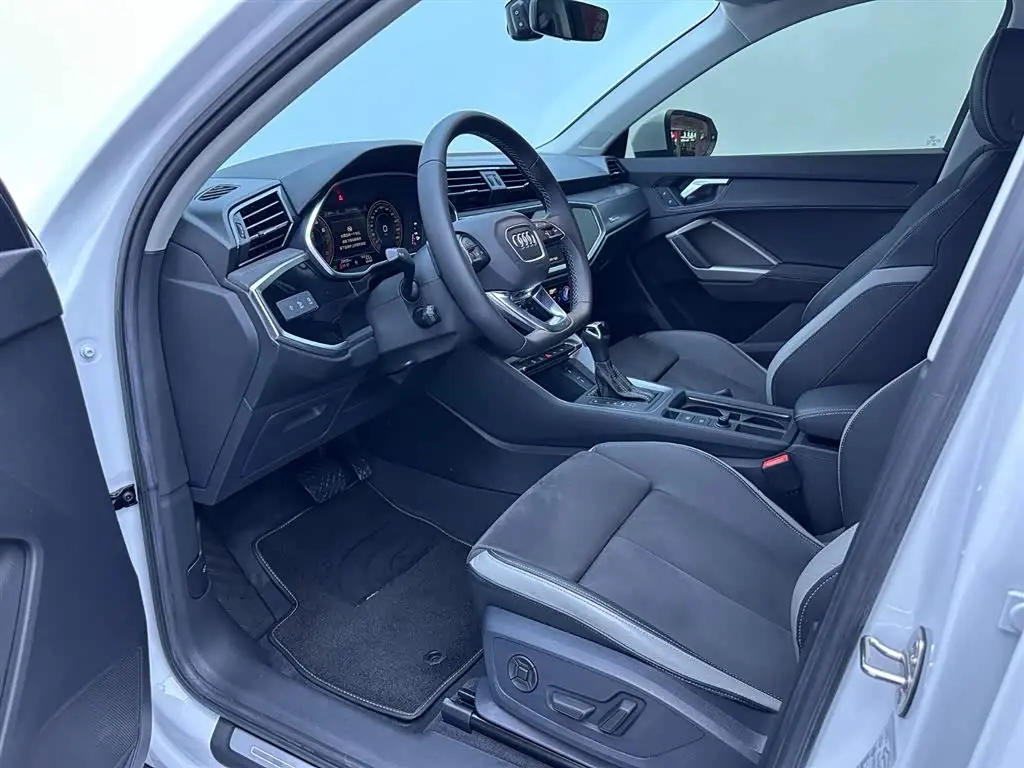 Audi Q3 2022 — Photo 6/20