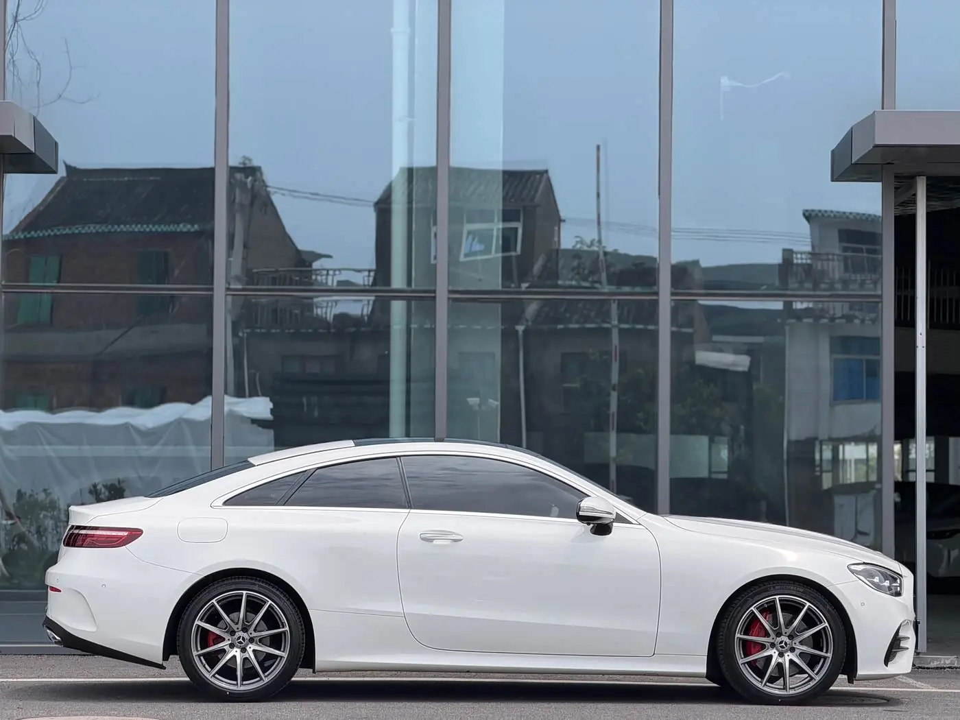 Mercedes-Benz E-Class 2024 — Photo 3/14