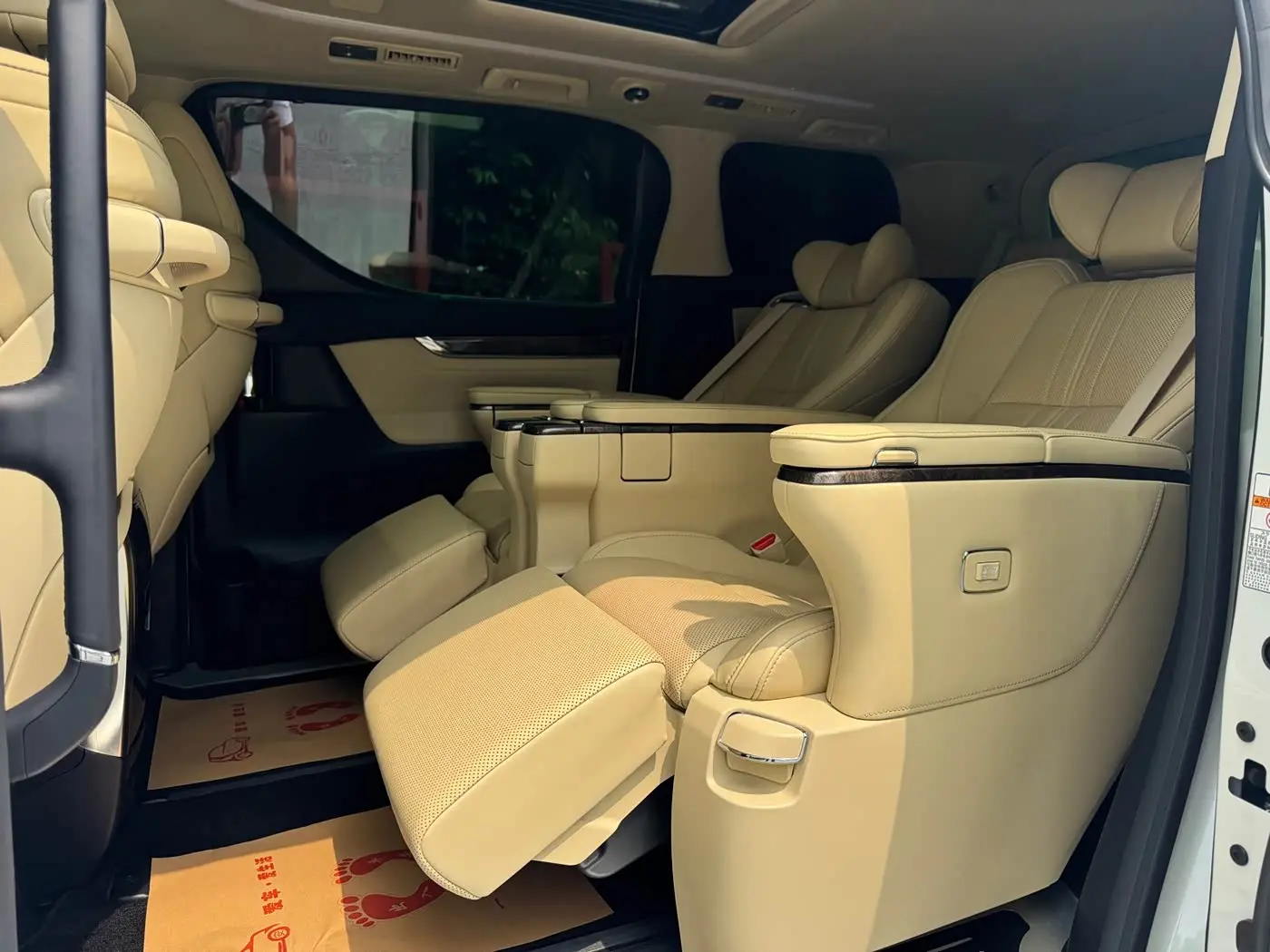 Toyota Alphard 2020 — Photo 17/18