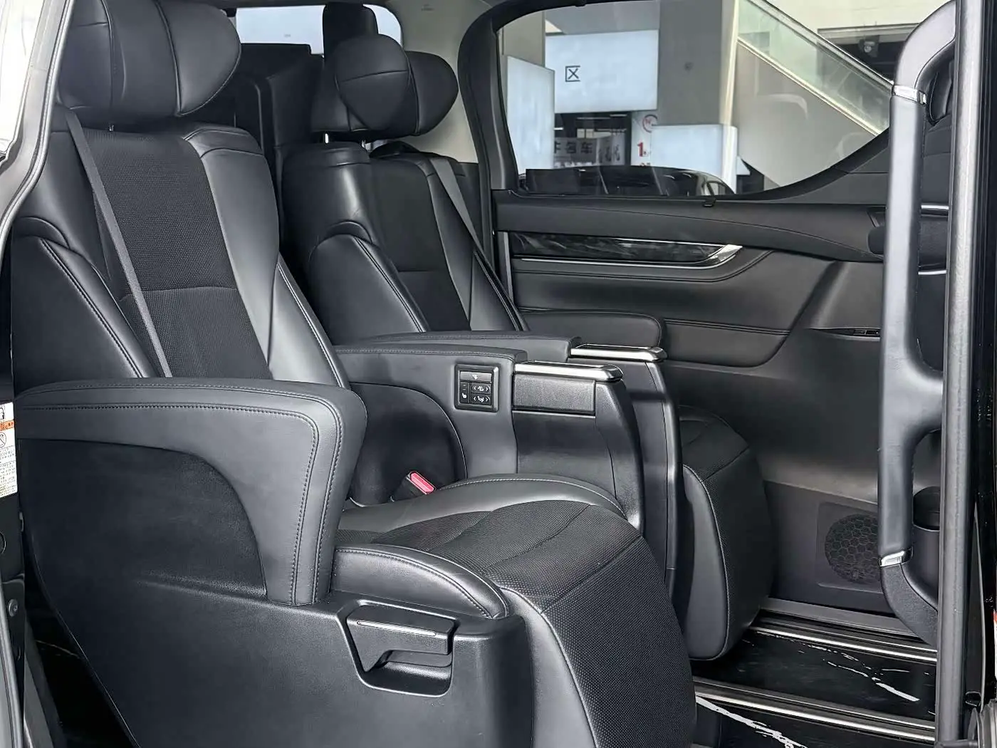 Toyota Vellfire 2022 — Photo 9/20