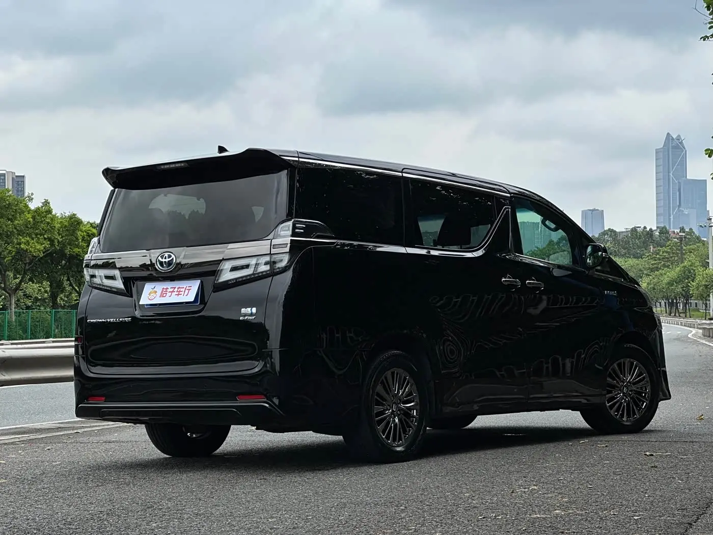 Toyota Vellfire 2023 — Photo 7/19