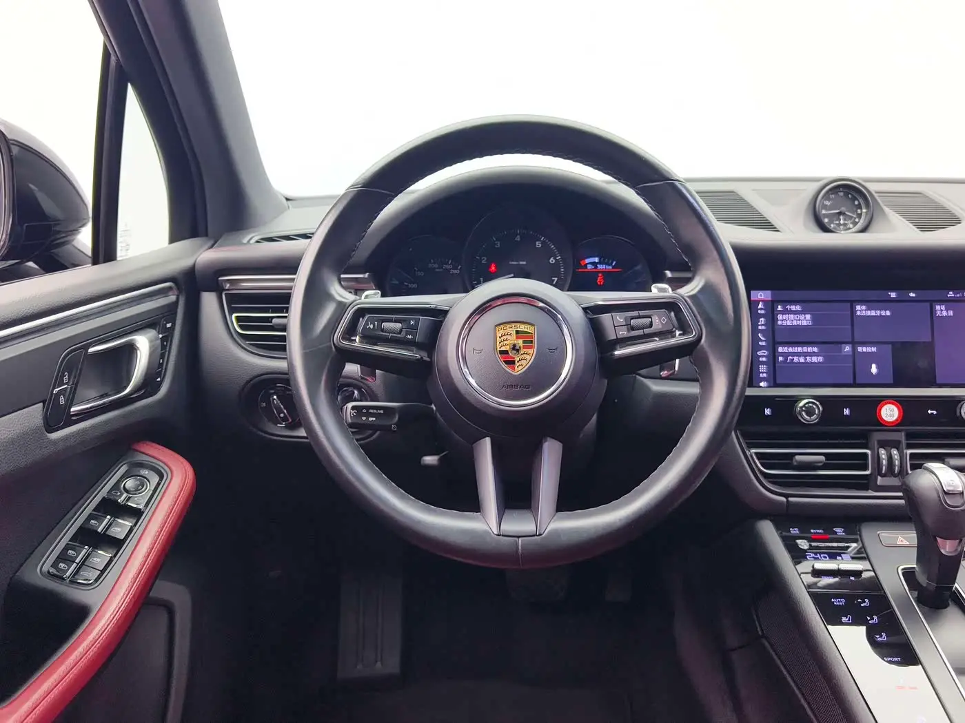 Porsche Macan 2023 — Фото 8/13