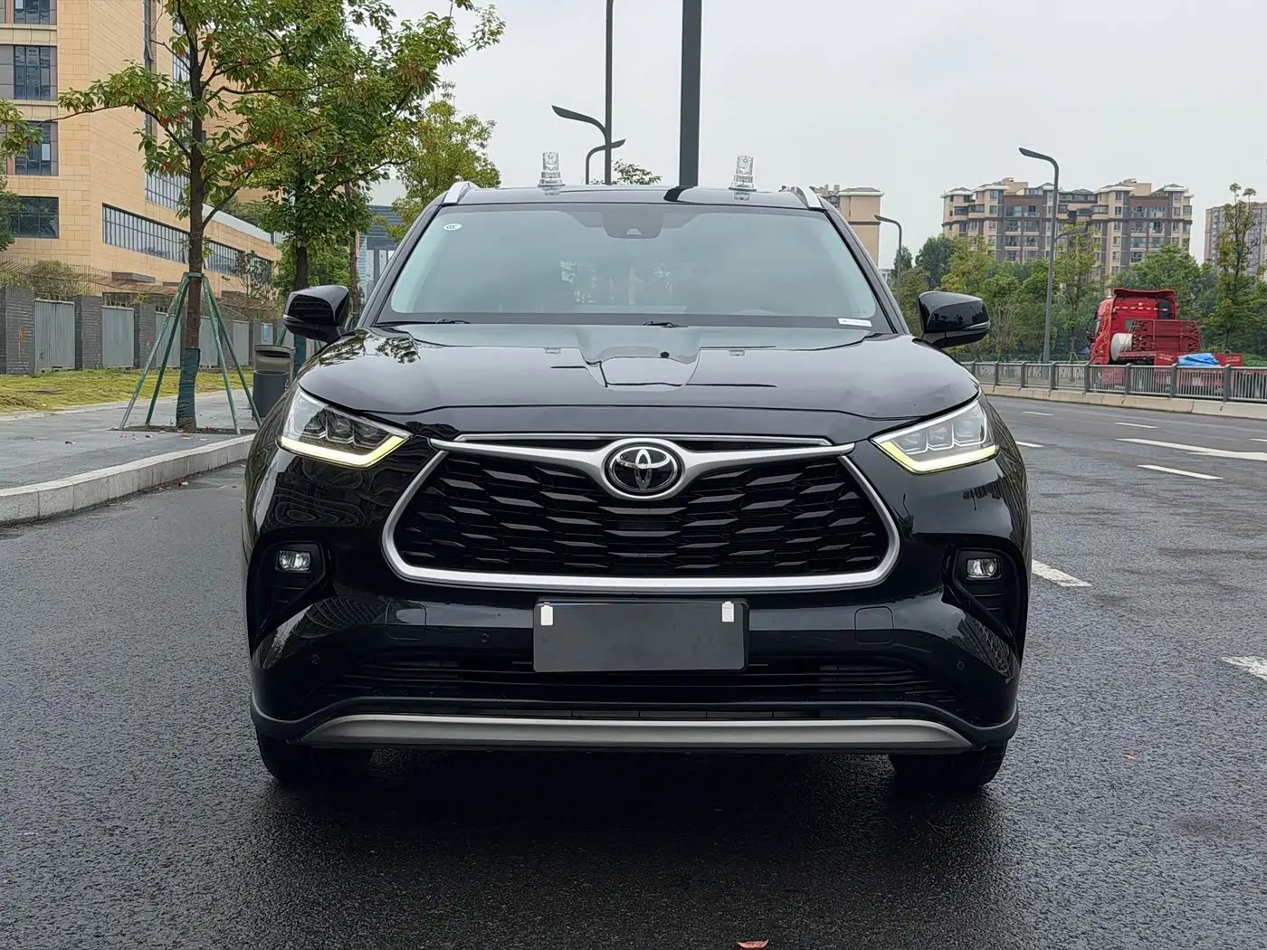 Toyota Highlander 2023 — Фото 2/18
