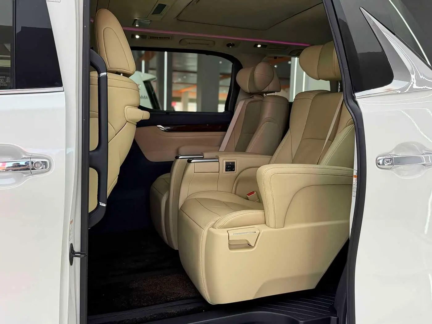 Toyota Alphard 2019 — Photo 6/14