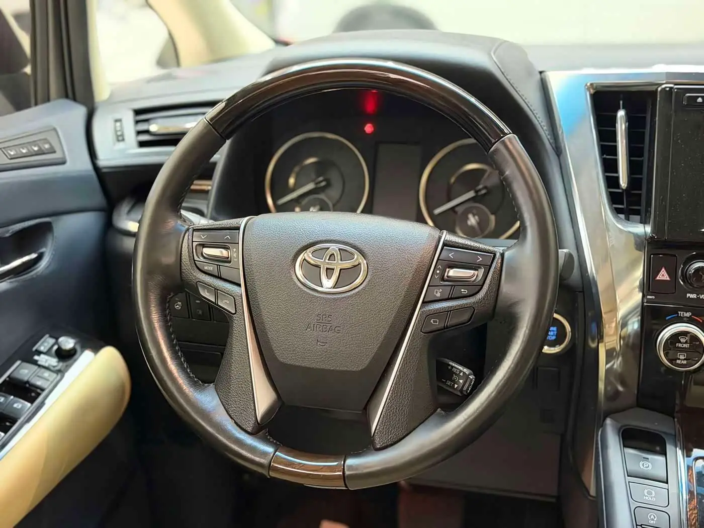 Toyota Alphard 2019 — Photo 10/14