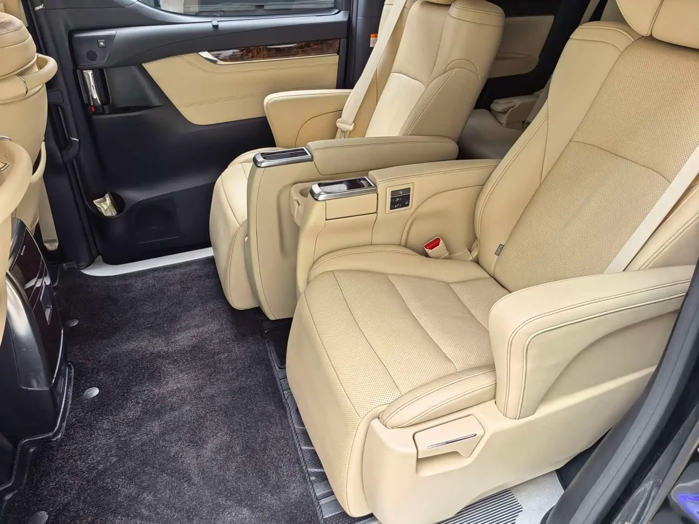 Toyota Alphard 2023 — Фото 15/20