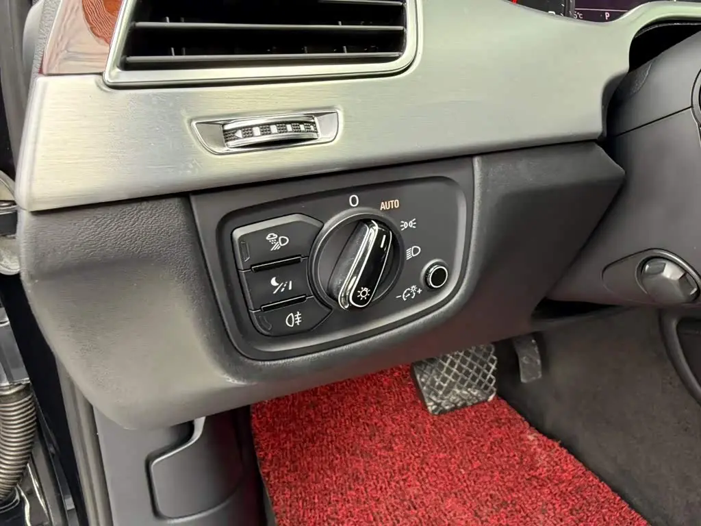 Audi A8 2011 — Photo 12/16