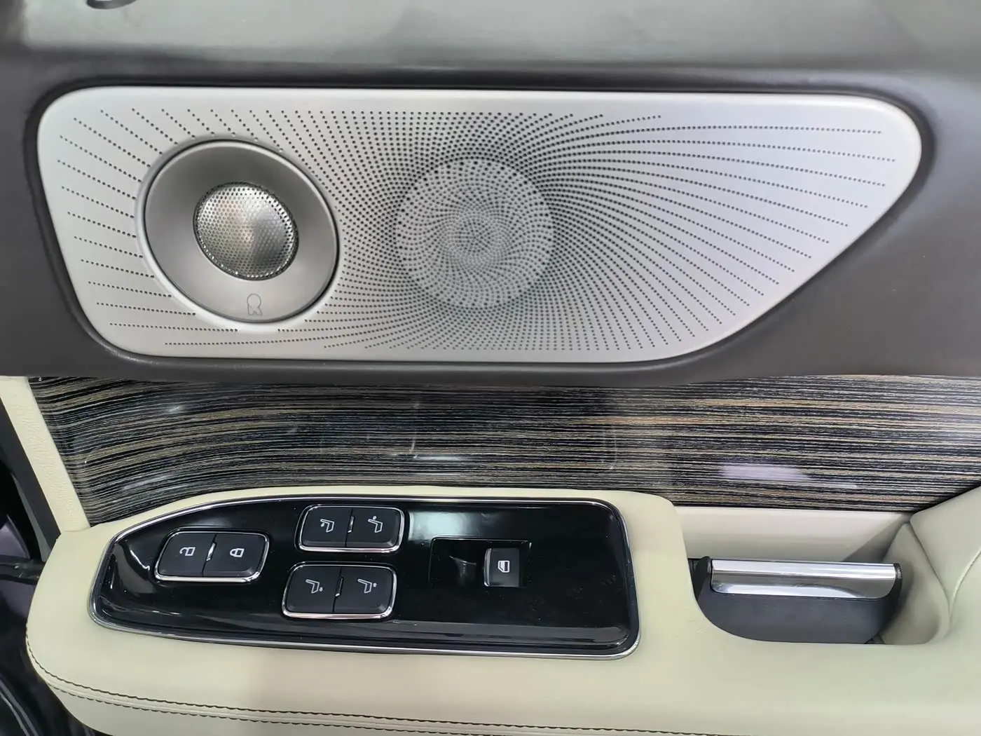 Lincoln Navigator 2019 — Photo 8/20