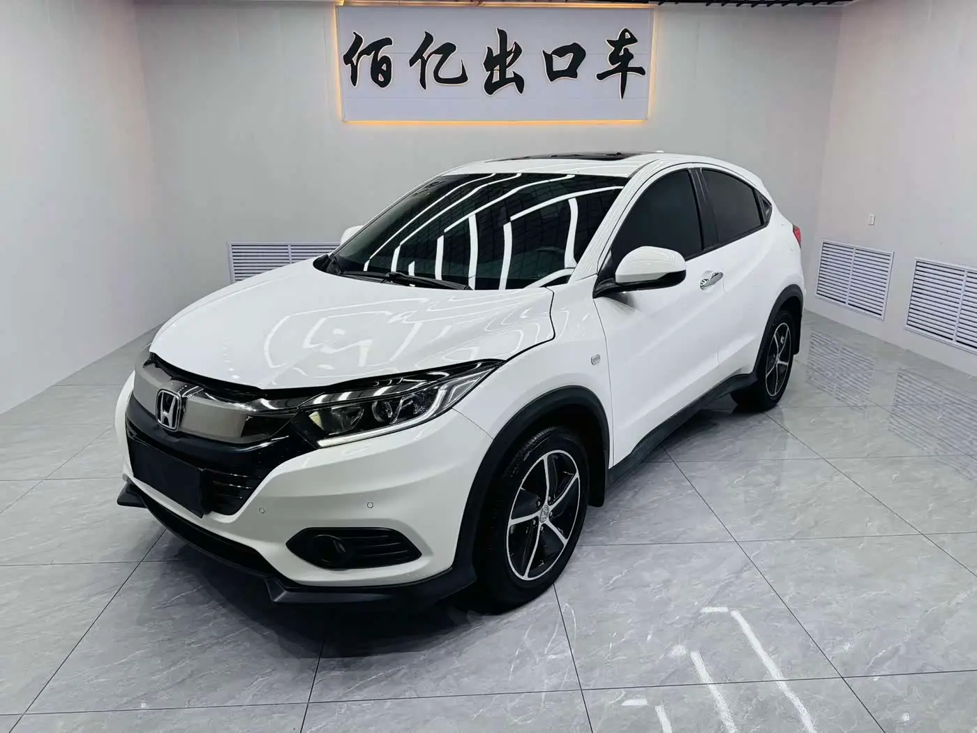 Honda Vezel 2022 — Photo 1/15