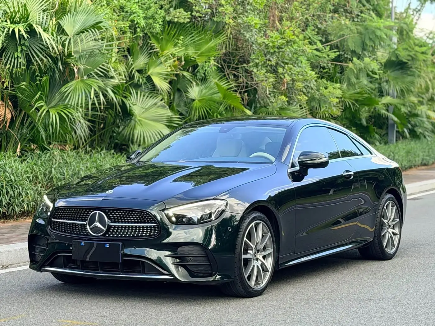 Mercedes-Benz E-Class 2022 — Photo 1/18