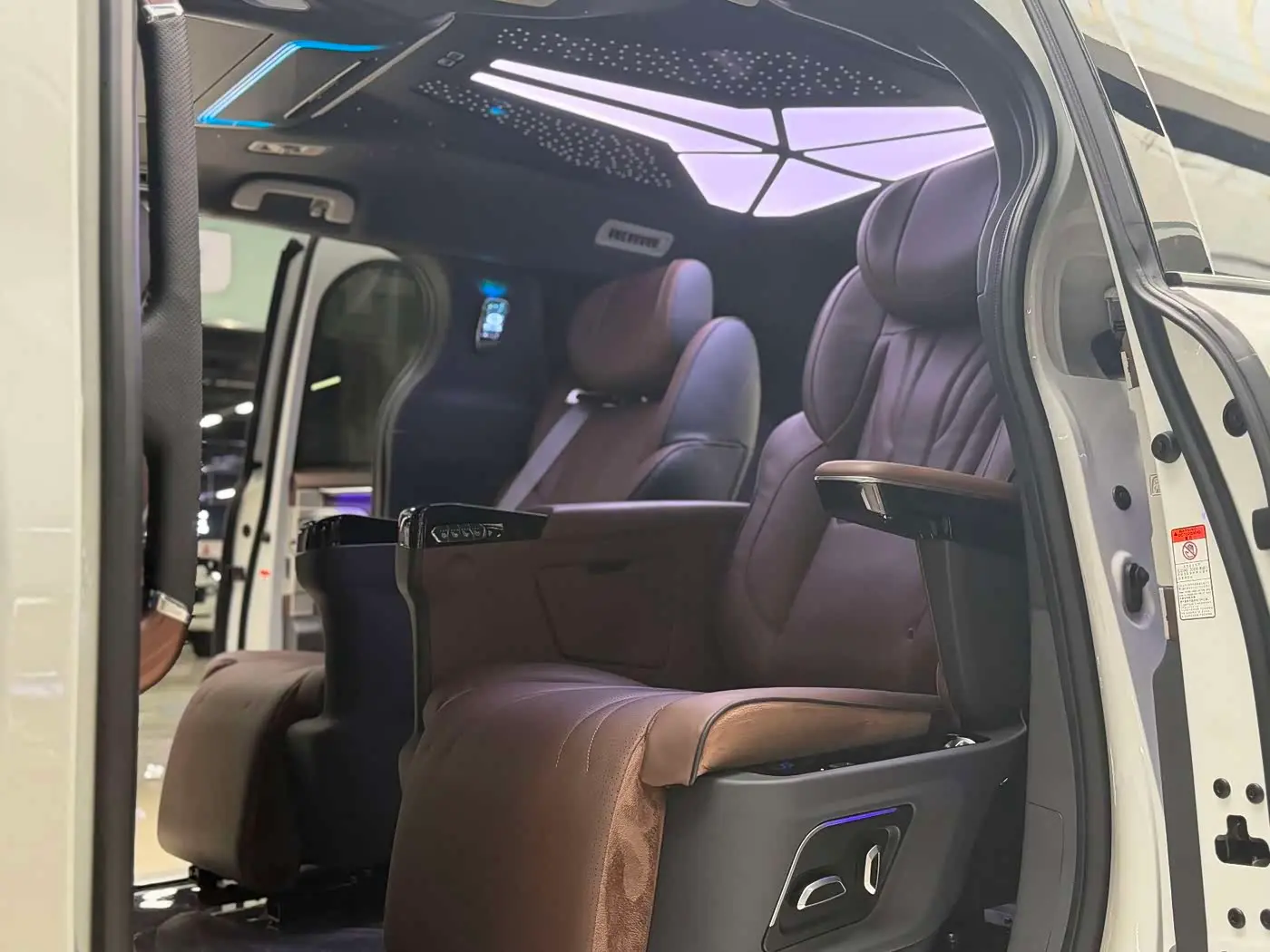 Toyota Granvia 2023 — Photo 6/18