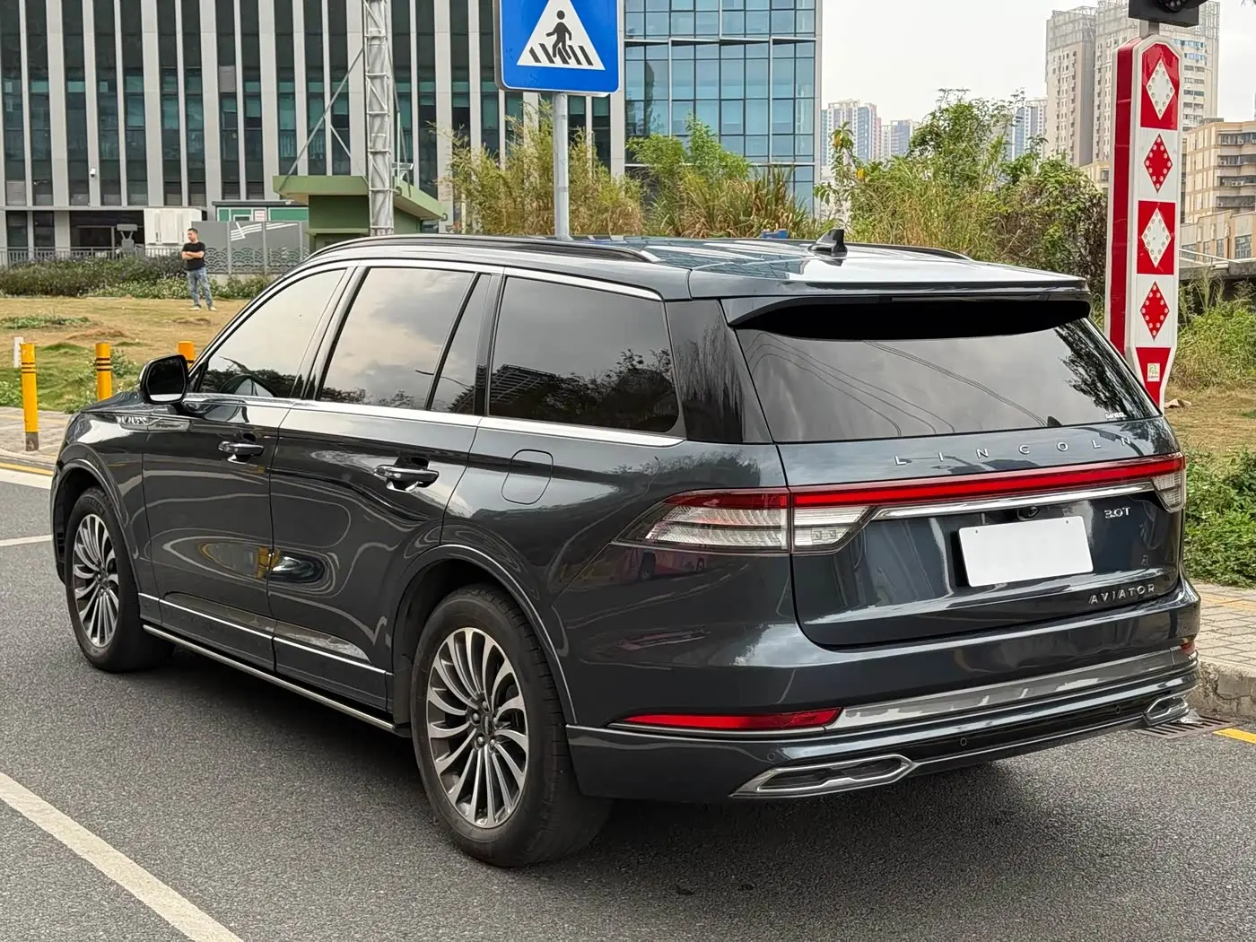 Lincoln Aviator 2023 — Photo 6/18