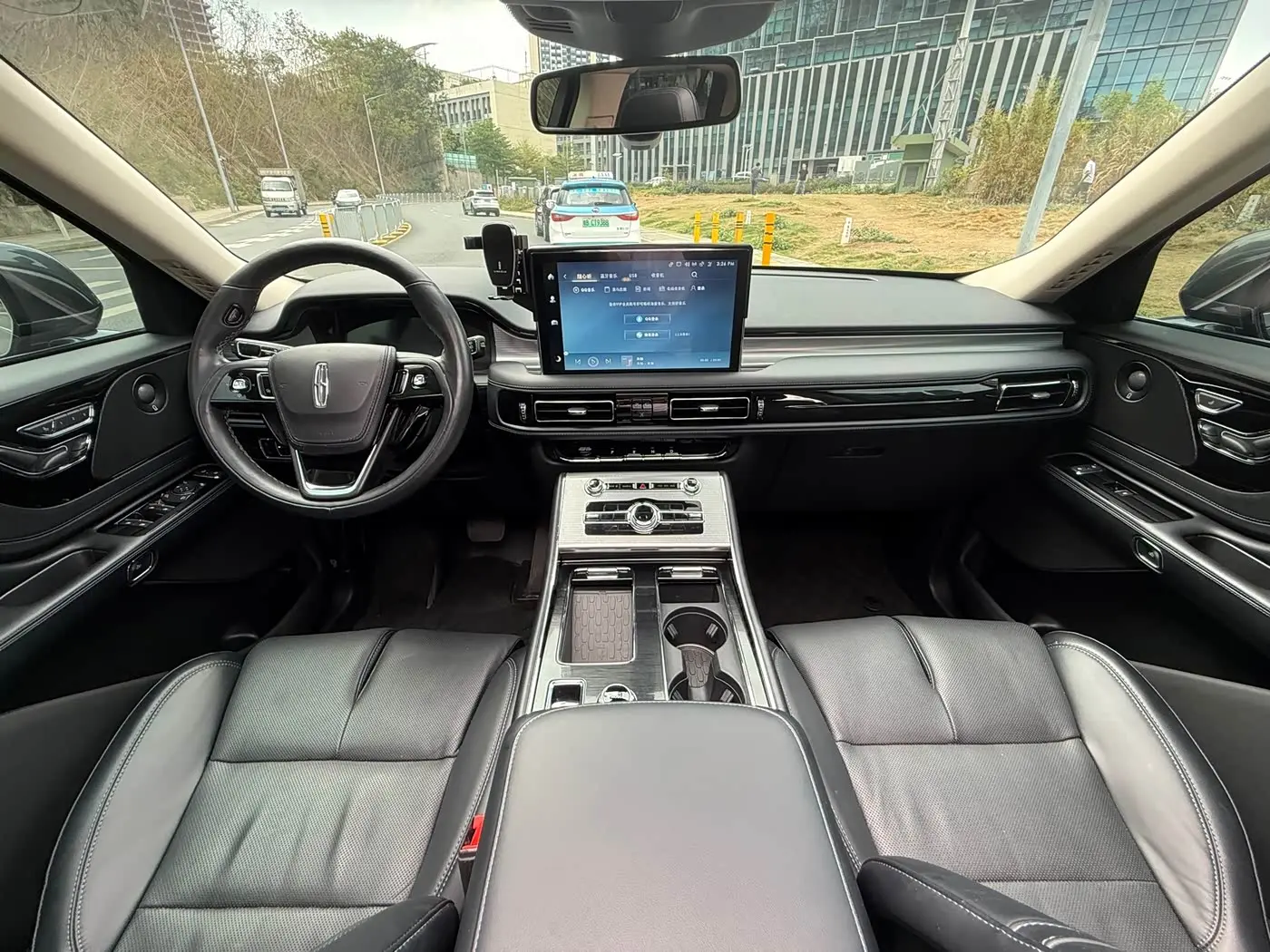 Lincoln Aviator 2023 — Photo 13/18