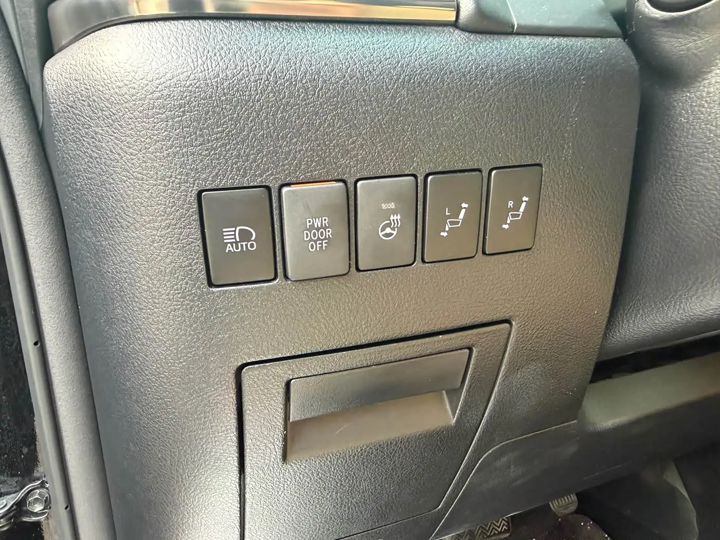 Toyota Alphard 2021 — Photo 7/18