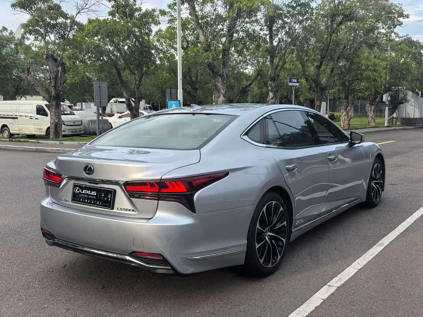 Lexus LS 2021 — Photo 8/17