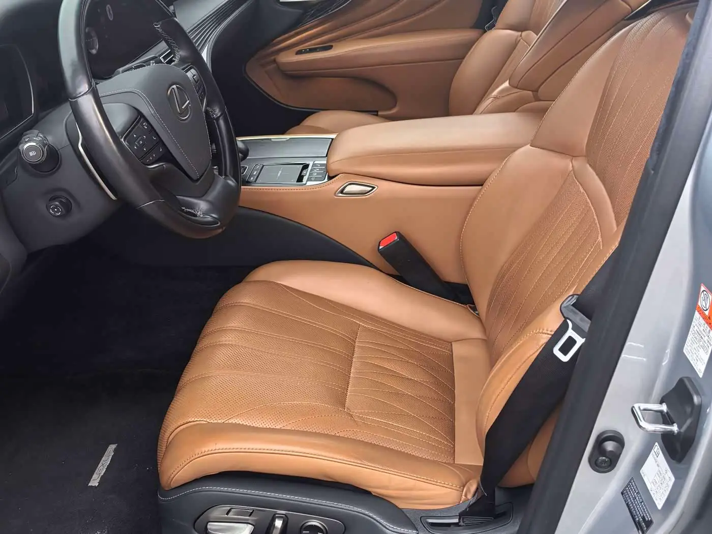 Lexus LS 2021 — Photo 9/17