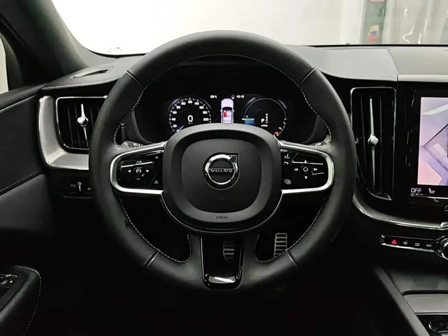 Volvo XC60 Plug-in Hybrid 2020 — Фото 15/16